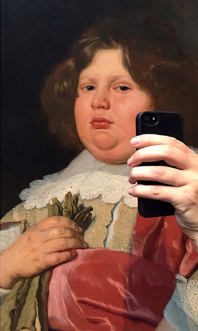woman-gets-paintings-to-take-selfies-2