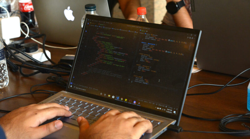 Ein Hackathon ist eine kollaborative Soft- und Hardwareentwicklungs­veranstaltung. Alternative Bezeichnungen sind „Hack Day“, „Hackfest“ und „codefest“.